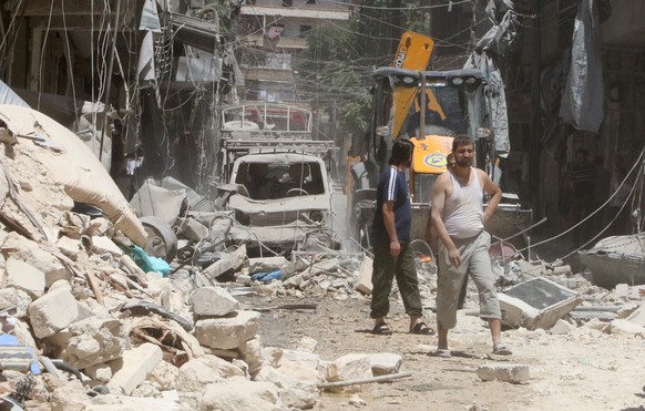 Residents inspect a damaged site after an airstrike on Aleppo&#039;s rebel held Al-Mashad neighbourhood, Syria July 26, 2016. REUTERS/Abdalrhman Ismail