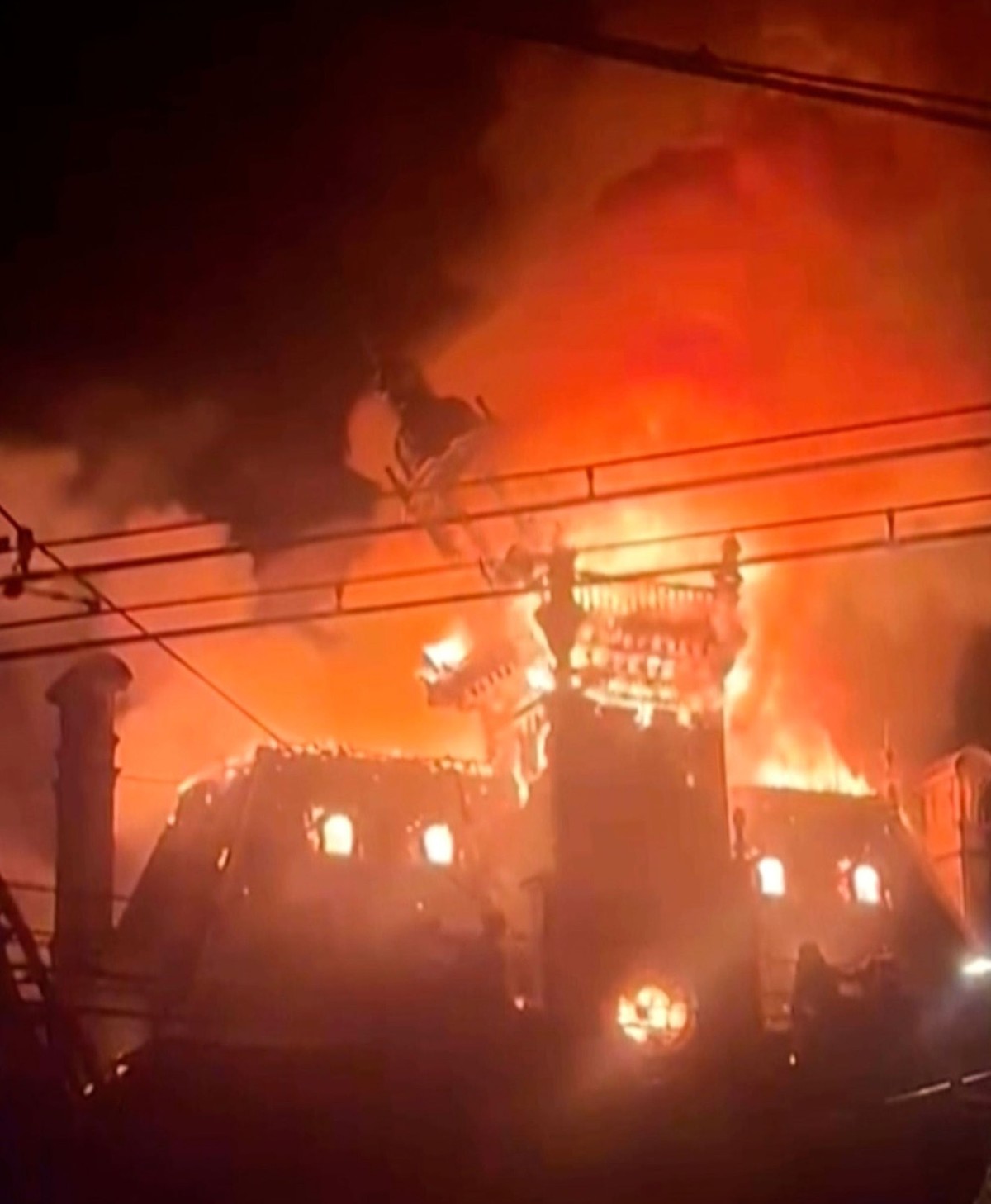 Les images de la mairie de Limoges en feu ont fait le tour du monde.