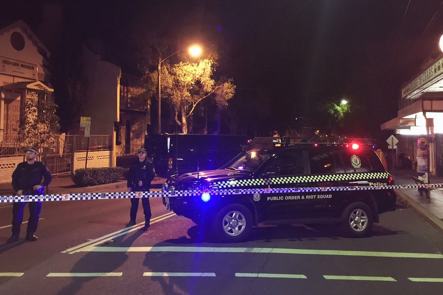 epa06115998 NSW Police and forensic officers at the scene of a counter-terrorism raid on a property in Cleveland Street in Surry Hills, Sydney, 29 July 2017. Four men have been arrested after the NSW  ...