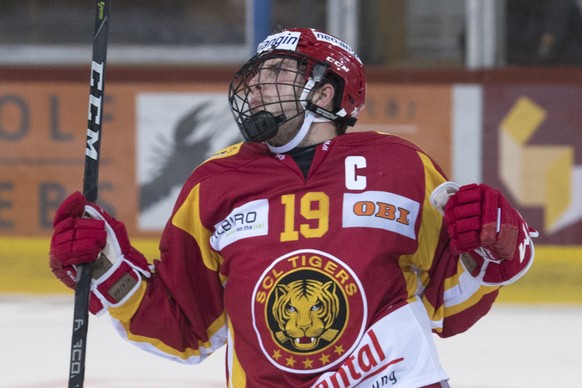 Langnaus Pascal Berger, Torschuetze zum 4-4 und 5-4, jubelt waehrend dem Meisterschaftsspiel der National League zwischen den SCL Tigers und dem HC Ambri-Piotta, am Samstag, 9. Dezember 2017 in der Il ...