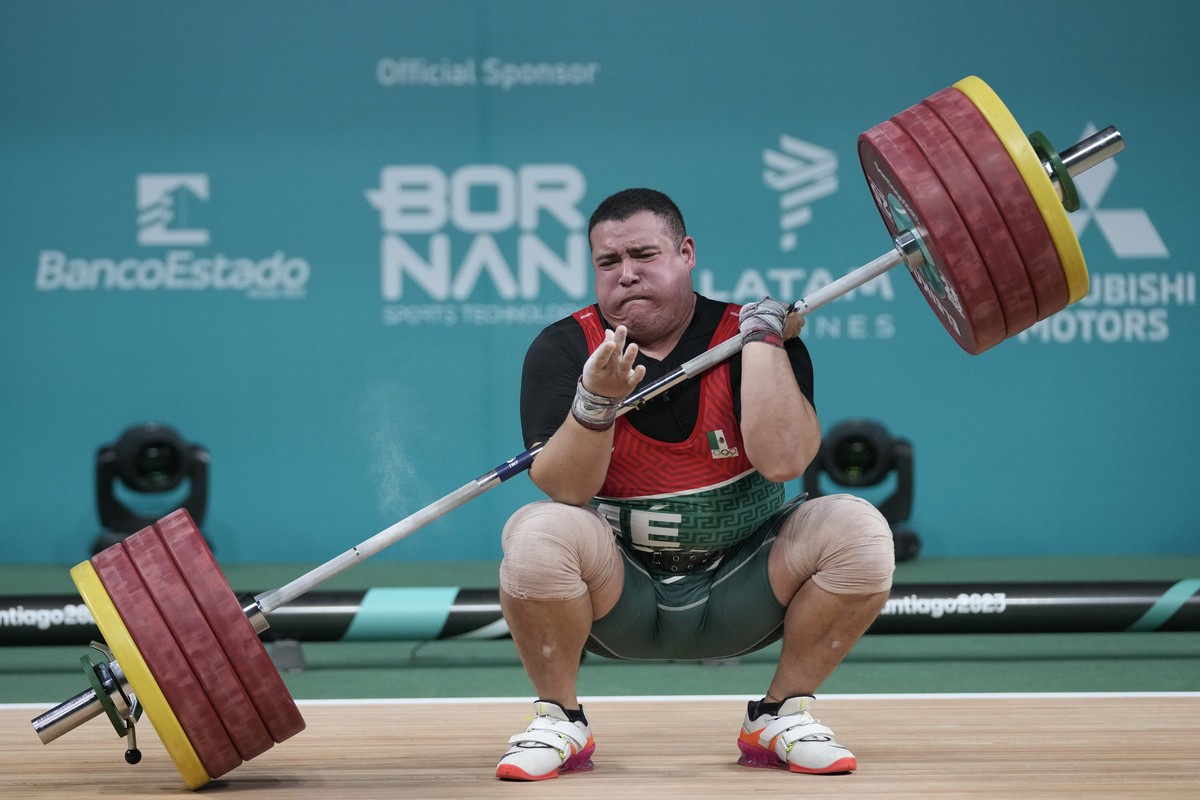 Mexico's Josue Medina fails his attempt during the men's 102kg weightlifting event at the Pan American Games in Santiago, Chile, Tuesday, Oct. 24, 2023. (AP Photo/Moises Castillo)