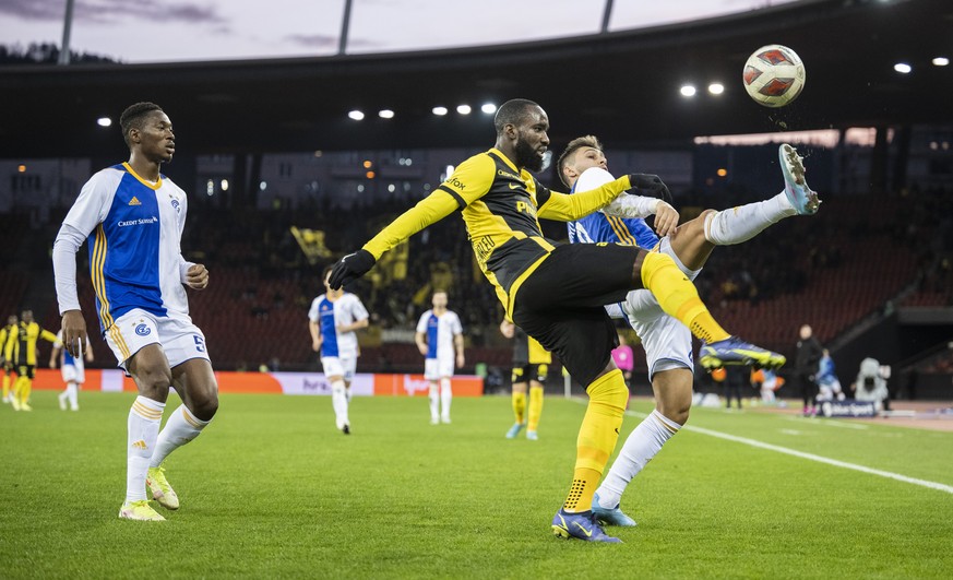 YBs Nicolas Ngamaleu, links, spielt um den Ball mit Grasshopper Imran Bunjaku, rechts, im Fussball Meisterschaftsspiel der Super League zwischen dem Grasshopper Club Zuerich und den BSC Young Boys im  ...