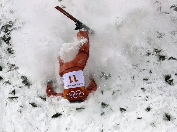 Die weissrussische Freestylerin Alla Tsuper steckt den Kopf in den Schnee.