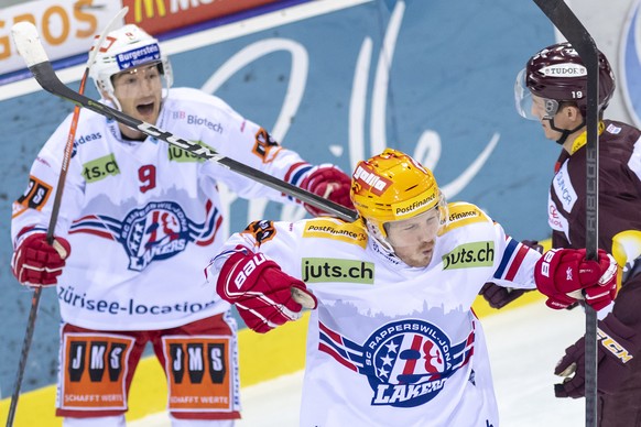 Les joueurs St Gallois, Casey Wellman, gauche, Daniel Kristo, centre, laissent eclater leur joie, a coter du joueur genevois, Timothy Kast, droite, lors du match du championnat suisse de hockey sur gl ...