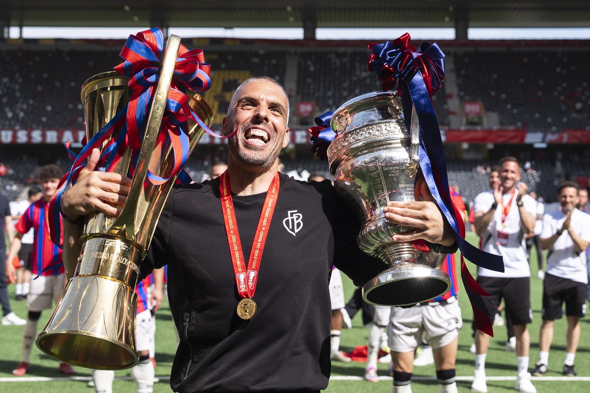 KEYPIX - Trainer Fabio Celestini (FCB) mit dem Meister und Cup-Pokal nach dem 100. Schweizer Fussball Cup Final zwischen dem FC Biel-Bienne und FC Basel, am Sonntag 1. Juni 2025, im Stadion Wankdorf i ...