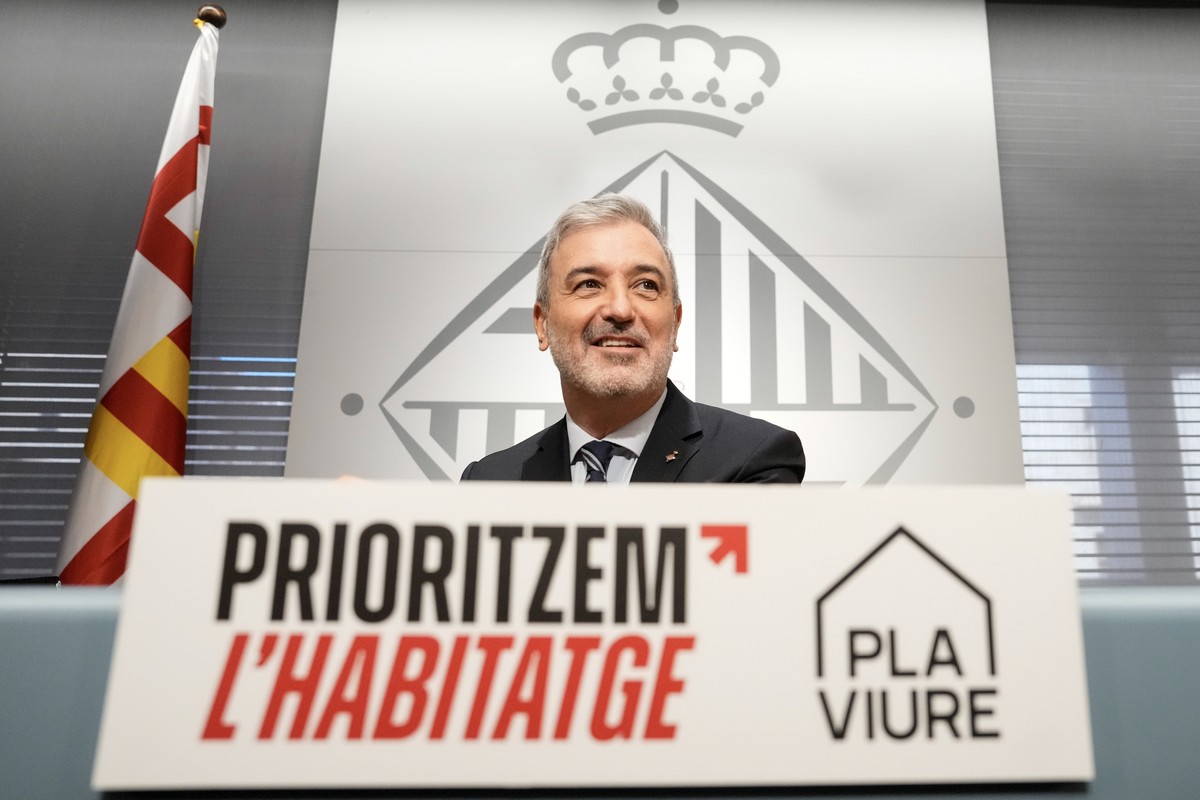 epa11427614 Mayor of Barcelona, Jaume Collboni, reacts as he holds a press conference in Barcelona, Spain, 21 June 2024. Collboni announced that the City Council will not grant any more licenses for t ...