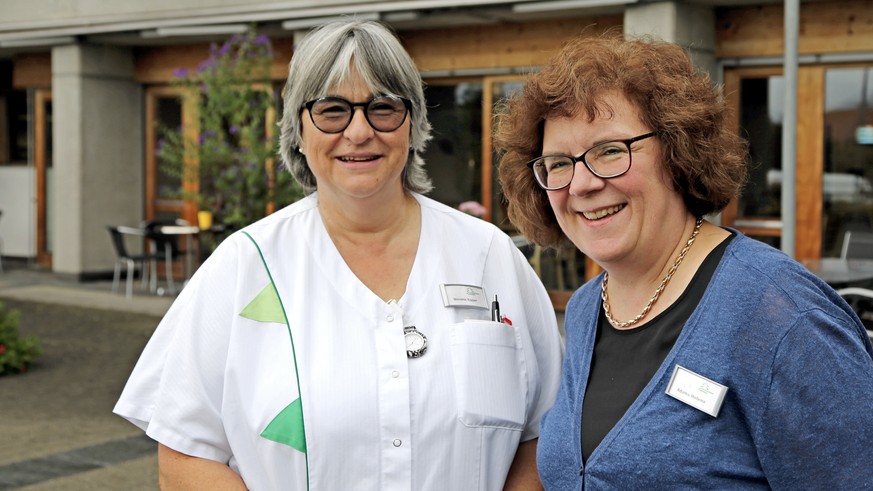 Verena Egger und Helena Adams (r.) vom Altersheim Schärtanne.