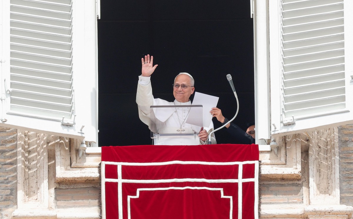 epa12884715 Pope Leo XIV leads Sunday's Regina Caeli prayer from the window of his office overlooking Saint Peter's Square, Vatican City, 12 April 2026. EPA/GIUSEPPE LAMI