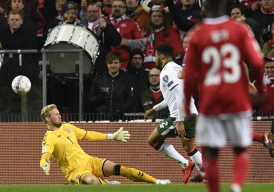 epa06323357 Danish goalkeeper Kasper Schmeichel (L) in action during the FIFA World Cup 2018 play-off first leg soccer match between Denmark and Ireland in Copenhagen, Denmark, 11 November 2017. EPA/L ...