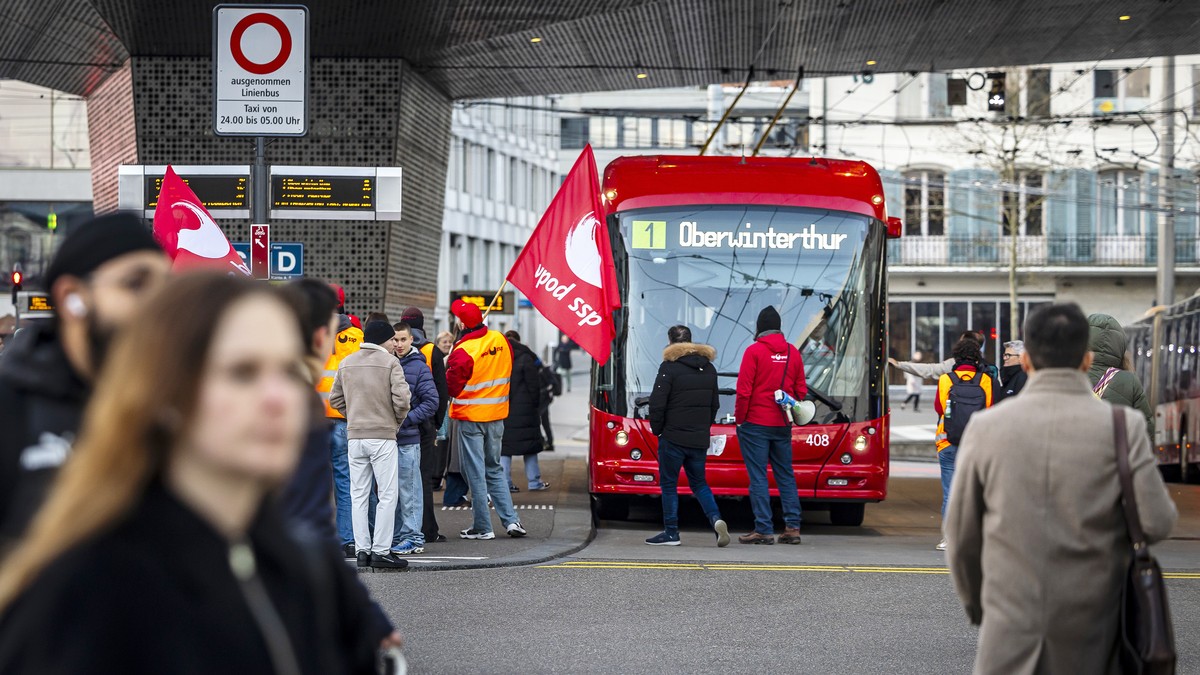 KEYPIX - Pendler und Gewerkschafter an der Bushaltestelle am Bahnhof Winterthur waehrend eines Streiks des Fahrpersonals von Stadtbus Winterthur am Dienstag, 3. Maerz 2026 in Winterthur. Die Angestell ...