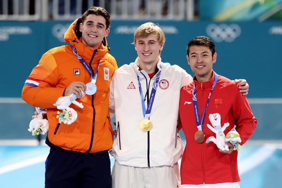 epa12728427 (L-R) Silver medalist Jenning De Boo of Netherlands, gold medalist Jordan Stolz of USA and bronze medalist Ning Zhongyan of China pose on podium after the Men's 1000m of the Speed Ska ...