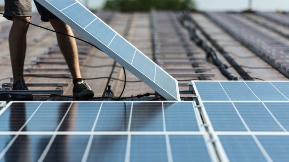 ARCHIV - ZUR DRITTEN ONLINEUMFRAGE VON TAMEDIA ZUR ENERGIESTRATEGIE 2050 AM MITTWOCH, 10. MAI 2017, STELLEN WIR IHNEN FOLGENDES BILDMATERIAL ZUR VERFUEGUNG - Solar modules are installed on a roof, pic ...