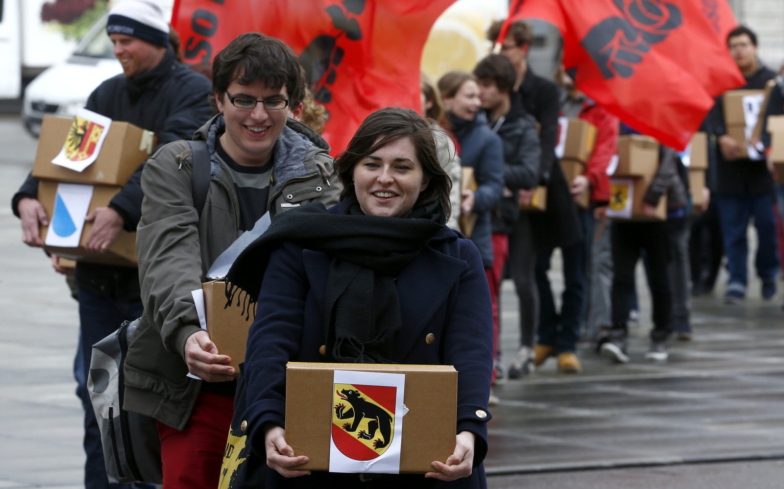 Mitglieder der Juso reichen in Bern die Unterschriften ein.