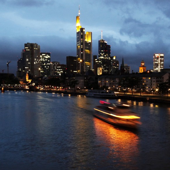 Die Banken-Skyline in Frankfurt am Main, aufgenommen am Mittwoch (13.07.11). Am kommenden Freitag (15.07.11) veroeffentlicht die Bankenaufsicht in London die Ergebnisse des letzten europaeischen Banke ...