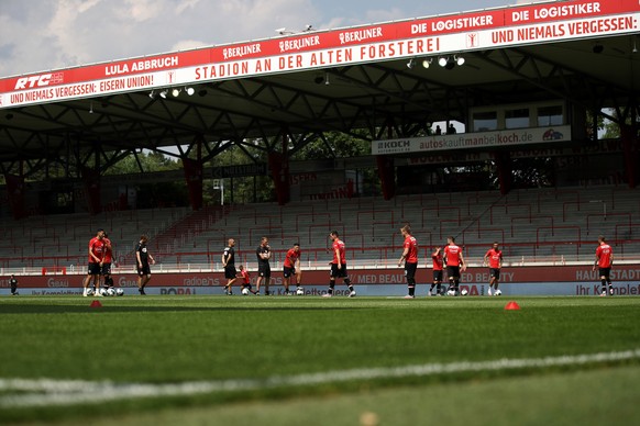 27.06.2020, Berlin: Fußball: Bundesliga, 1. FC Union Berlin - Fortuna Düsseldorf, 34. Spieltag, im Stadion An der alten Försterei. Die Spieler von Fortuna Düsseldorf wärmen sich auf. Foto: Maja Hitij/ ...