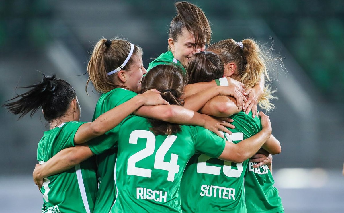 St. Gallens Doppeltorschuetzin Victoria Bischof, rechts verdeckt, freut sich ueber ihren 2. Treffer zum 2:0 Endstand, zusammen mit ihren Teamkameradinnen, aufgenommen beim Fussball AXA Women's Su ...