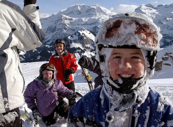 Ein Junge amuesiert sich nach einem unfreiwilligen Schneebad am Mittwoch, 7. Januar 2004, auf den Skipisten des Baetelberg anlaesslich des 63. Jugendskilager &quot;Juskila&quot; in der Lenk. Rund 600  ...