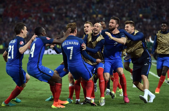 epa05368250 Antoine Griezmann (C) of France celebrates with teammates after scoring the 1-0 goal during the UEFA EURO 2016 group A preliminary round match between France and Albania at Stade Velodrome in Marseille, France, 15 June 2016.

(RESTRICTIONS APPLY: For editorial news reporting purposes only. Not used for commercial or marketing purposes without prior written approval of UEFA. Images must appear as still images and must not emulate match action video footage. Photographs published in online publications (whether via the Internet or otherwise) shall have an interval of at least 20 seconds between the posting.)  EPA/PETER POWELL   EDITORIAL USE ONLY