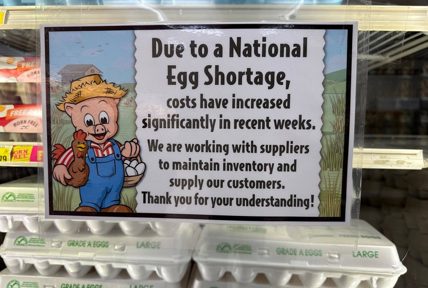 December 30, 2022, Racine, Wisconsin, USA: The Avian Flu is being blamed for an egg shortage. Customers are told about the shortage and higher egg prices in signage at a supermarket in Racine, Wiscons ...