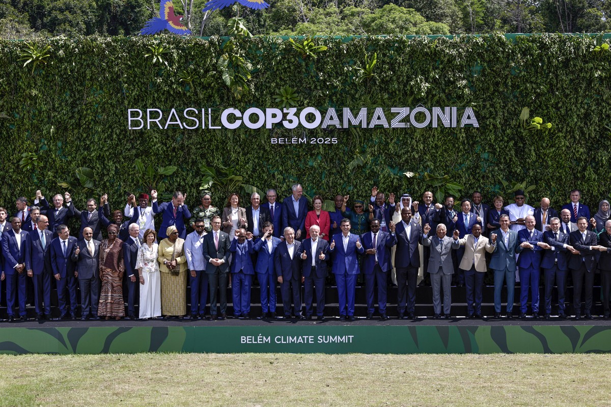 KEYPIX - epa12510972 Heads of state and governments, and other attendees of the COP30 leaders' summit take part in a family photo in Belem, Brazil, 07 November 2025. The summit precedes the main  ...