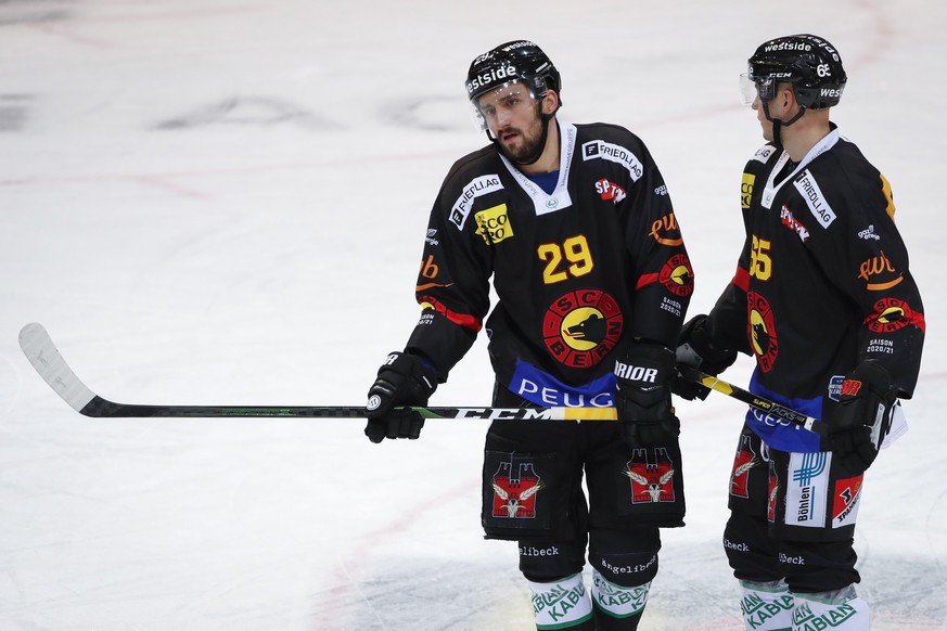 Berns Vincent Praplan, links, und Ramon Untersander, rechts, nach dem Gegentor zum 2-5, im Eishockey Meisterschaftsspiel der National League zwischen dem SC Bern und dem HC Davos, am Dienstag,10. Nove ...