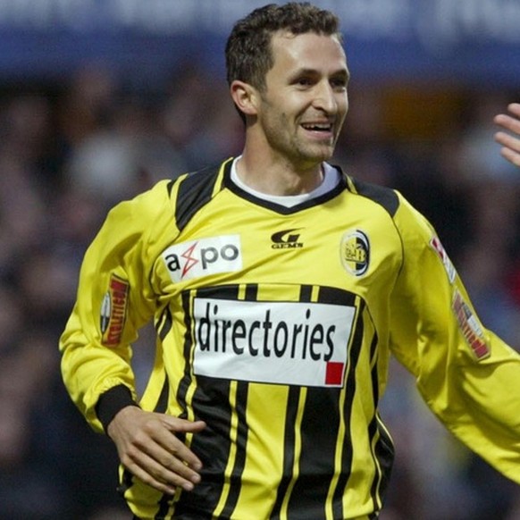 Die Berner Thomas Haeberli, Mitte, und Leandro, rechts, feiern Haeberli&#039;s Tor, beim Fussballspiel der Super League zwischen dem FC Aarau und den Young Boys, am Samstag, 1. Mai 2004, auf dem Aarau ...