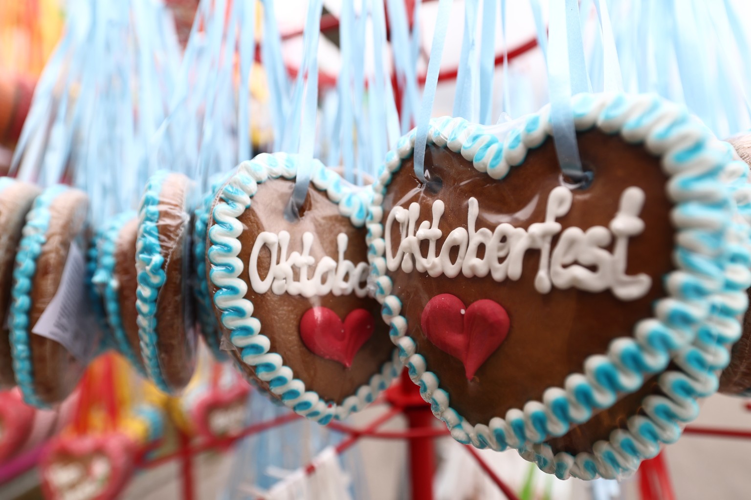 epa11600377 Traditional gingerbread hearts are on display during preparations for the 189th Oktoberfest beer festival in Munich, Germany, 12 September 2024. The world&#039;s largest beer festival will ...