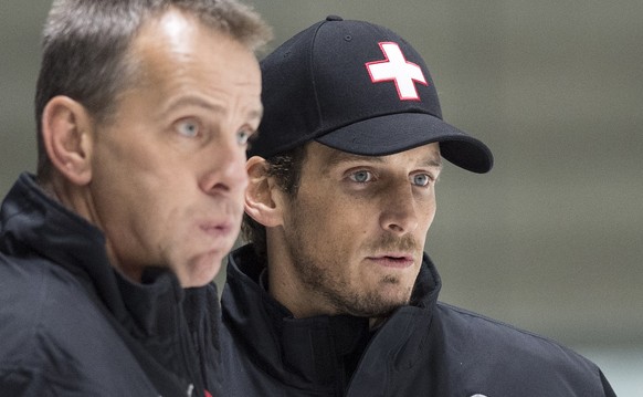 Der Schweizer Eishockey Nationaltrainer Patrick Fischer, rechts, und sein Assistent Tommy Albelin verfolgen eine Trainingseinheit, am Donnerstag, 3. November 2016, im Curt-Frenzel-Stadion in Augsburg. ...