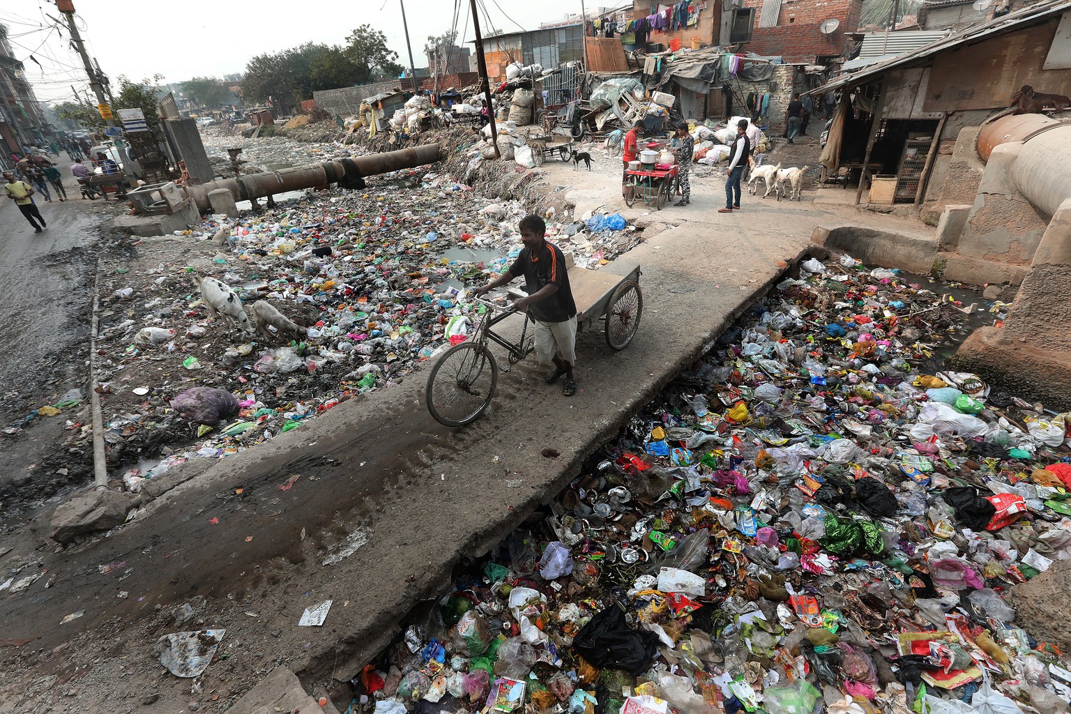 Zufluss zum verschmutzen Yamuna Fluss in Neu-Delhi, Indien.&nbsp;