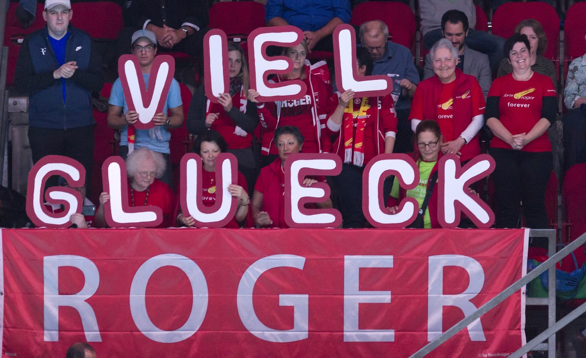 The fans welcome Switzerland's Roger Federer prior to his round of sixteen match against Germany's Philipp Kohlschreiber at the Swiss Indoors tennis tournament at the St. Jakobshalle in Base ...