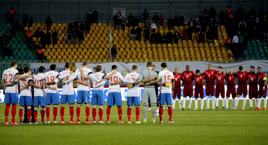 Vor dem Anpfiff gedenken die Spieler in einer Schweigeminute den Opfern der Attentate in Paris.