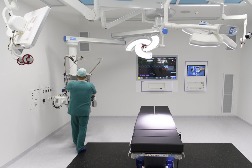 Un ingenieur biomedical effectue les derniers reglages dans une salle d'operation lors de la visite du nouveau bloc operatoire du Centre Hospitalier Universitaire Vaudois, CHUV, ce jeudi 9 fevrier 201 ...