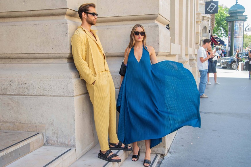 Zwei Menschen besuchen im Juni 2022 in Mode von Issey Miyake die Pariser Modeschau von Issey Miyake.