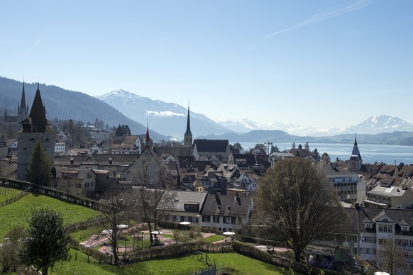 Die Stadt Zug vor dem Alpenpanorama und dem Zugersee bei schoenem Fruehlingswetter, in Zug, am Mittwoch, 8 April 2015. (KEYSTONE/Anthony Anex)