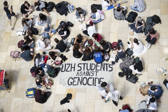 epaselect epa11339117 Pro-Palestinian demonstrators occupy the entrance hall of the main building of the University of Zurich (UZH), in Zurich, Switzerland, 14 May 2024. Pro-Palestinian protests conti ...