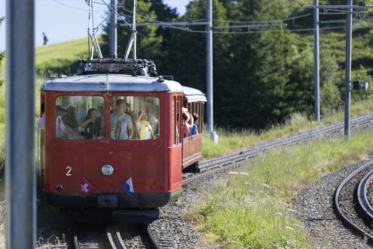 ARCHIV - ZUR BILANZMEDIENKONFERENZ DER RIGI BAHNEN AG STELLEN WIR IHNEN FOLGENDES BILDMATERIAL ZUR VERFUEGUNG, AM FREITAG, 5. APRIL 2019 - Train passengers look out of the window of the red Rigi Railw ...