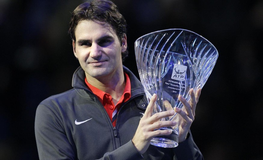 Roger Federer mit zwei neuen Pokalen für seine gigantische Vitrine.