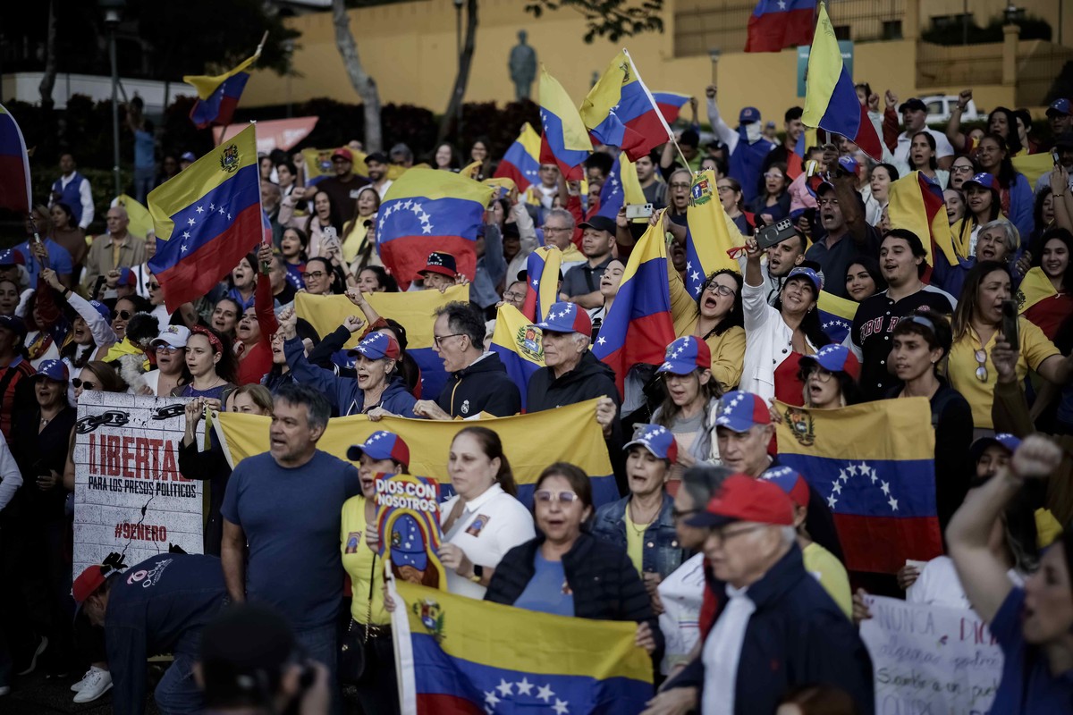 epa11816162 Venezuelans participate in a demonstration at Democracy Square in San Jose, Costa Rica, 09 January 2025. Dozens of Venezuelans living in Costa Rica demonstrated in support of opposition le ...