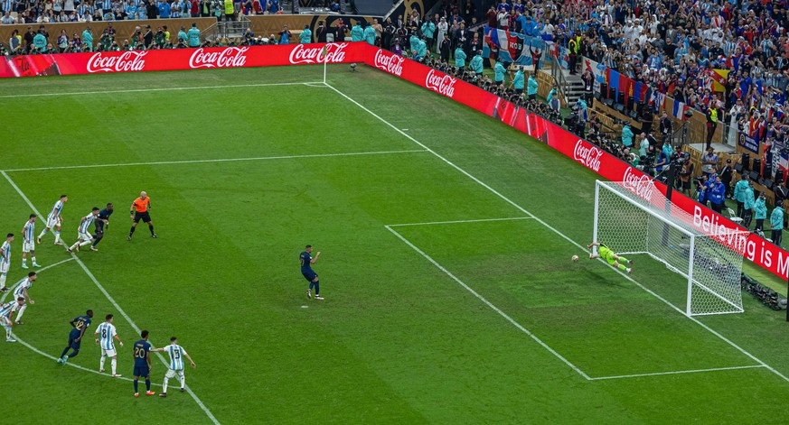 Football - FIFA World Cup, WM, Weltmeisterschaft, Fussball Qatar 2022 - Final - Argentina v France DOHA, QATAR - Sunday, December 18, 2022: France s Kylian Mbapp scores his side s first goal, from a p ...