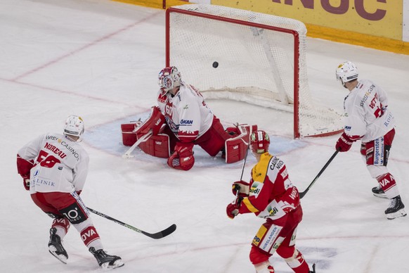Tino Kessler, EHCB,, 2. von rechts, erzielt das Siegestor zum 2:0 in der Overtime gegen Torhueter Melvin Nyffeler, Mitte, Maxim Noreau, links, und Gian-Marco Wetter, im Spiel der Eishockey National Le ...