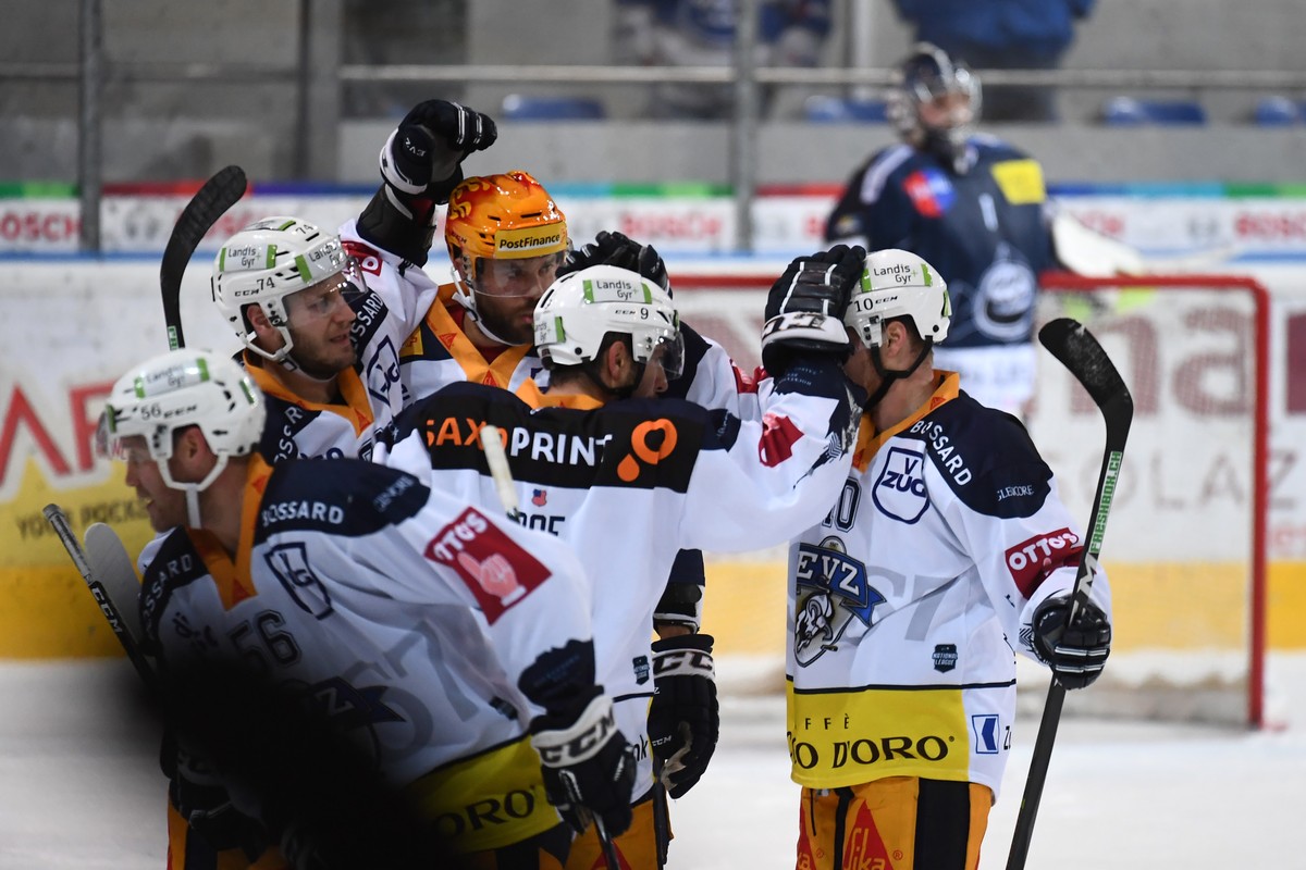 Zug's players Johann Morant, Viktor Stalberg, Garrett Roe and Dominic Lammer, from left, celebrate the 0-1 goal during the preliminary round game of National League Swiss Championship 2017/18 bet ...