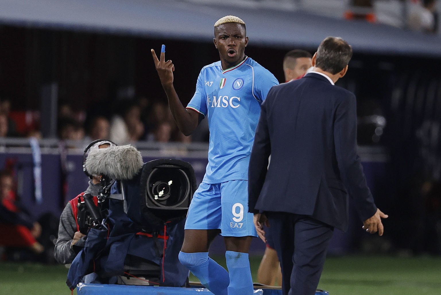 epa10881246 Napoli&#039;s Victor Osimhen (C) gesttures as he is substituted from the Italian Serie A soccer match between Bologna FC and SSC Napoli in Bologna, Italy, 24 September 2023. EPA/SERENA CAM ...