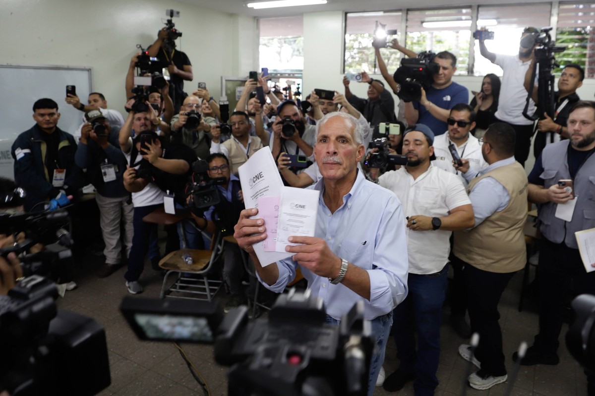 Le candidat à la présidence du Parti national du Honduras, Nasry Asfura, lors des votes le 30 novembre 2025 à Tegucigalpa, au Honduras.