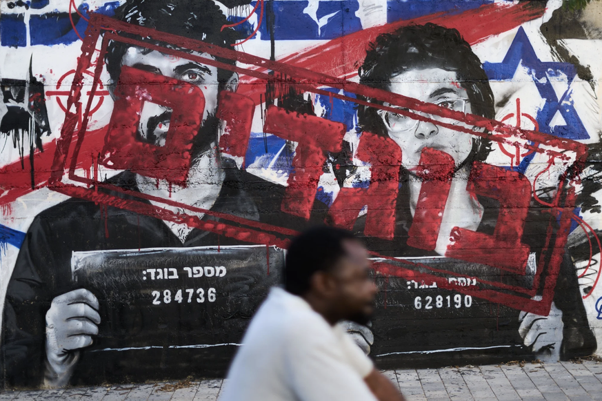 Graffito mit den Gesichtern von Yuval Abraham und Rachel Szor und der roten Überschrift "Verräter" auf Hebräisch in Ashdod, südlich von Tel Aviv.