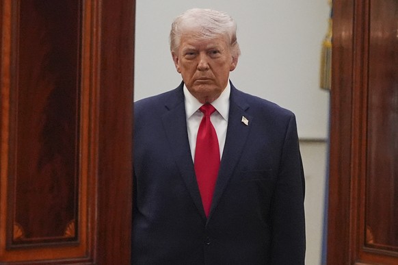 President Donald Trump arrives from the Blue Room to speak about the Iran war from the Cross Hall of the White House on Wednesday, April 1, 2026, in Washington. (AP Photo/Alex Brandon, Pool)
APTOPIX T ...