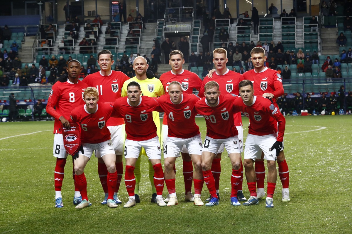 epa11393052 (FILE) Team Austria starting eleven pose for photos prior to the UEFA EURO 2024 Group F qualification match between Estonia and Austria in Tallinn, Estonia, 16 November 2023 (re-issued 06  ...