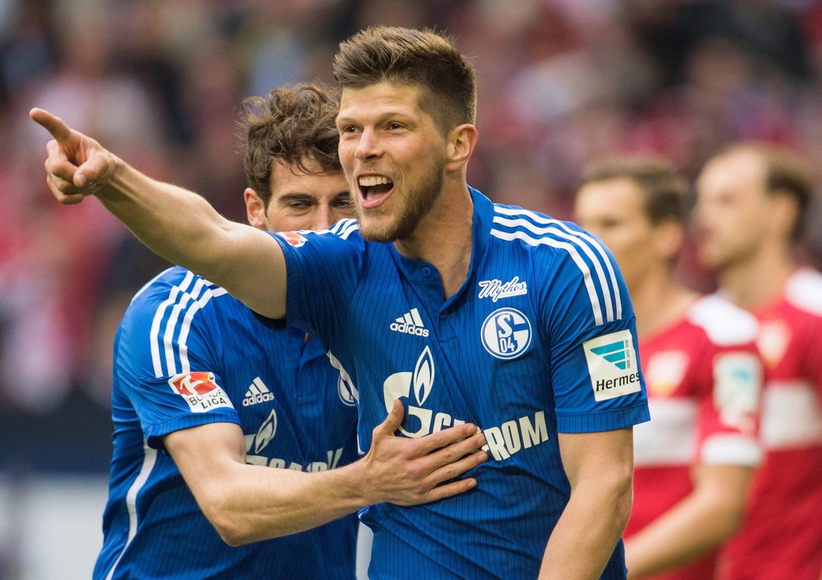 epa04729825 Schalke's Klaas-Jan Huntelaar (L) celebrates his 1-0 goal with Leon Goretzka (l) during the German Bundesliga soccer match between FC Schalke 04 and VfB Gelsenkirchen in the Veltins A ...