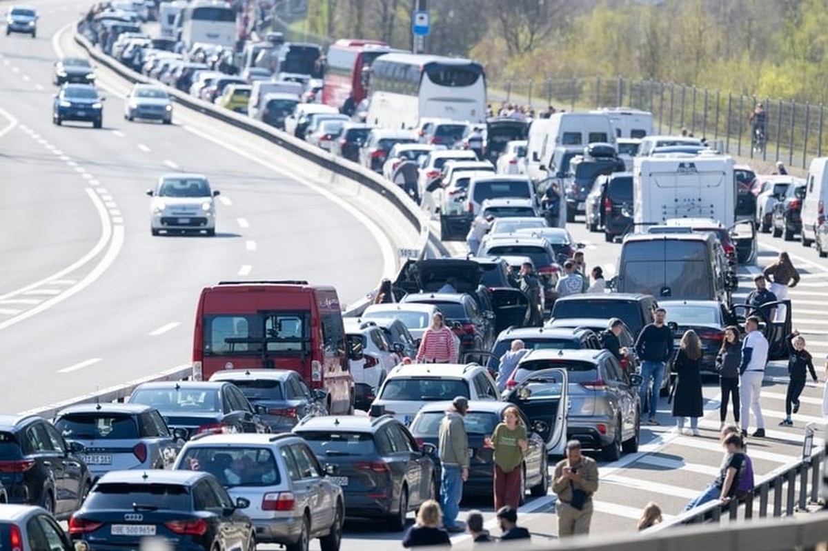 Pendant les vacances de Pâques, la circulation sur l'axe nord-sud était à nouveau congestionnée sur plusieurs kilomètres. Ici, près d'Erstfeld (UR).