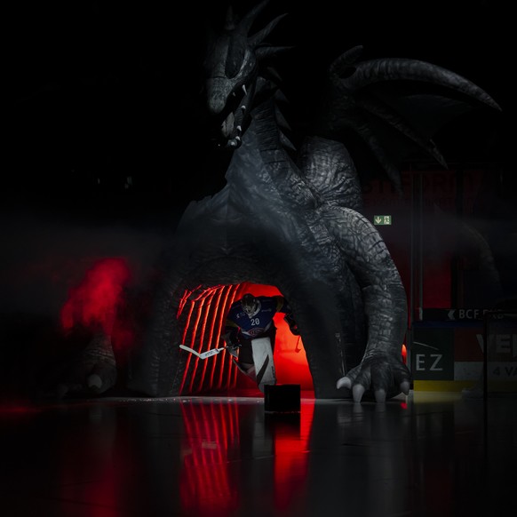 der Freiburger Torhueter Reto Berra kommt auf das Eis, beim Eishockey Meisterschaftsspiel der National League A zwischen dem HC Fribourg Gotteron und den SCL Tigers, am Samstag samedi, 4. November 202 ...