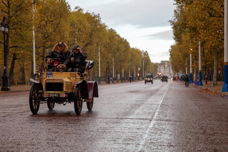 November 2, 2025, London, United Kingdom: A single veteran car drives through a London park. The annual RAC London to Brighton Veteran Car Run, founded in 1896, is the world s longest-running motoring ...